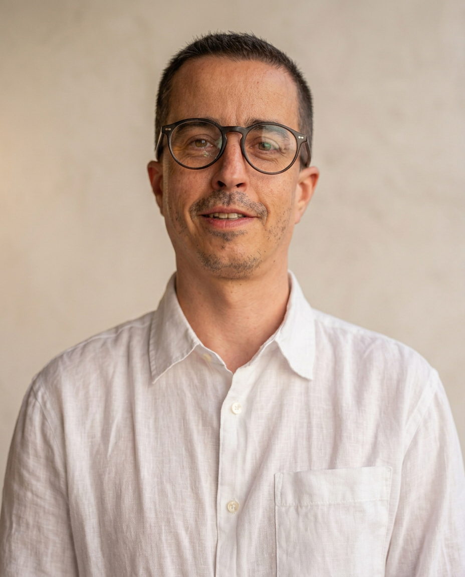 Retrato profesional de Nicolás Slepowron, estrategia comercial y desarrollo de clientes en EMERGER.